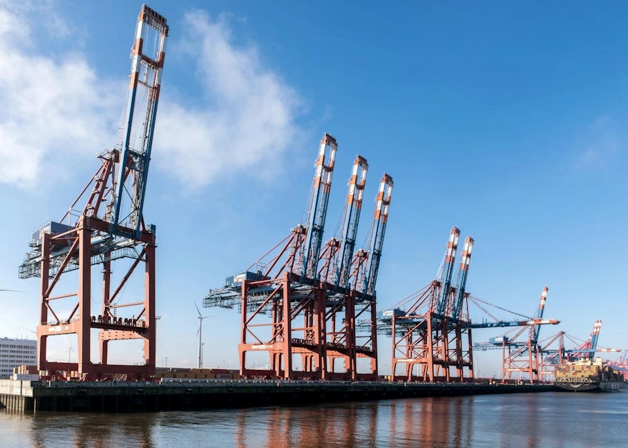 Widok z lotu ptaka na port kontenerowy w Gdyni o wschodzie słońca.